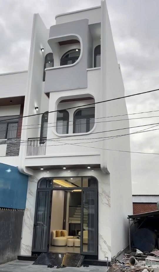 Bán gấp nhà Hồ Văn Cống, Thủ Dầu Một, 1 trệt 2 lầu, sân ô tô, giá dưới 3 tỷ